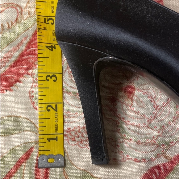 Yves Saint Laurent Elegant Black Heels - Picture 3 of 8